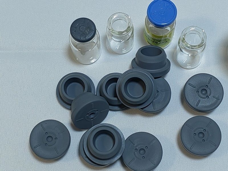 28 мм 32 мм Стерилизованные медицинские расходные материалы с оксидом этилена, пробки из бутилового каучука брома для стеклянных флаконов для инъекций