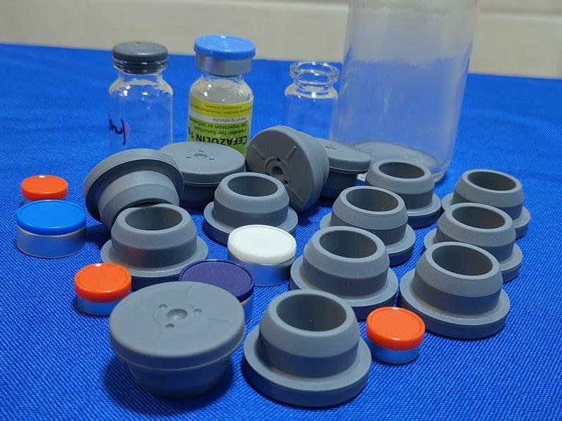 28 мм 32 мм Стерилизованные медицинские расходные материалы с оксидом этилена, пробки из бутилового каучука брома для стеклянных флаконов для инъекций